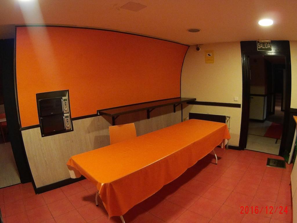 Hostels Meetingpoint Madrid Exterior photo