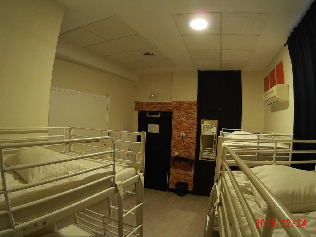Hostels Meetingpoint Madrid Exterior photo
